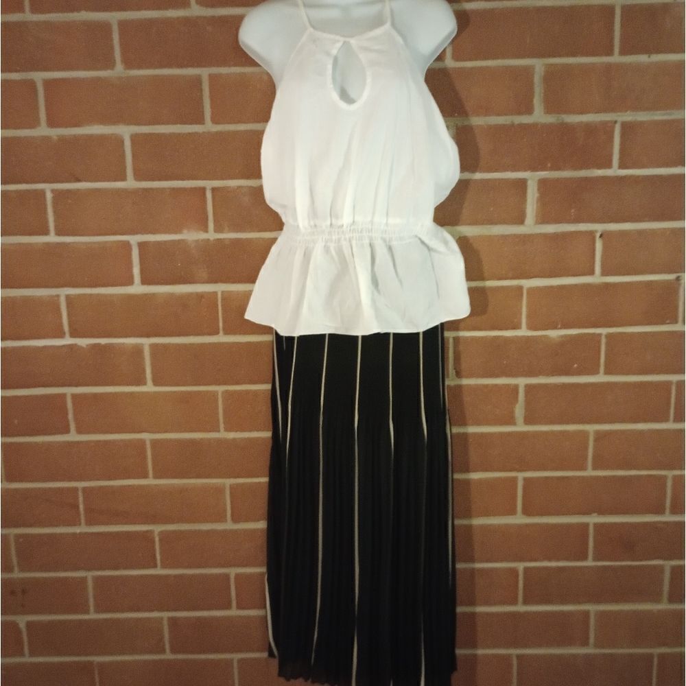FY2 Black and White Pleated Skirt